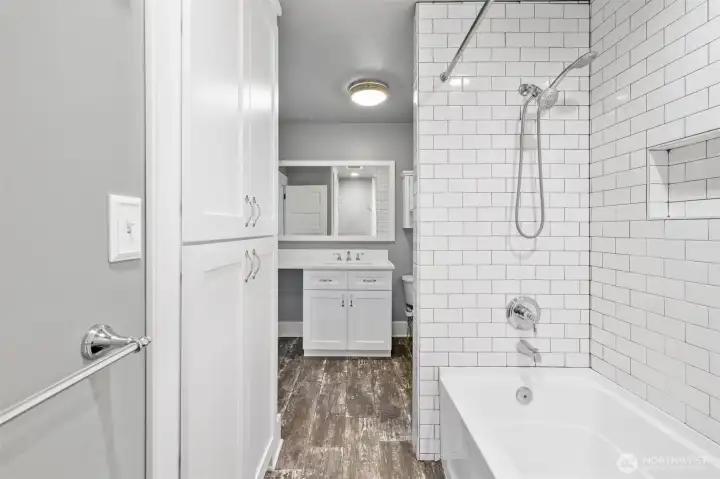 Completely renovated full bath. Completely renovated full bath.