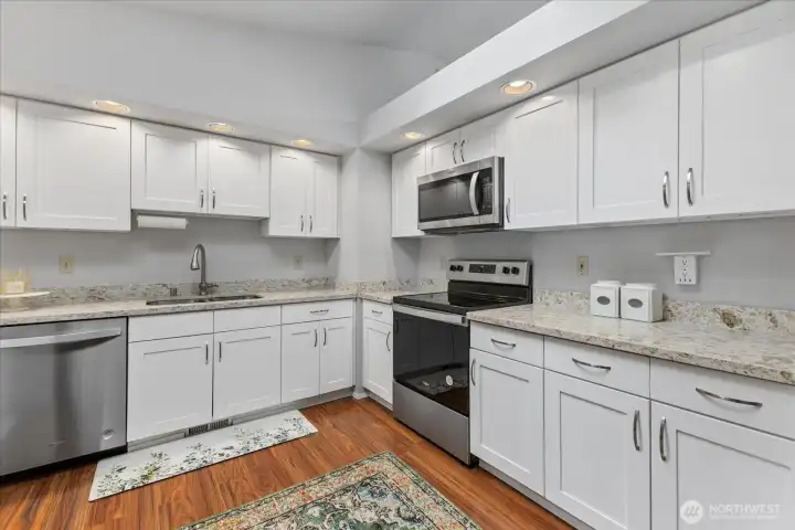 Updated in 2021 w/ quartz countertops, soft-close cabinets & stainless steel appliances. Updated in 2021 w/ quartz countertops, soft-close cabinets & stainless steel appliances.
