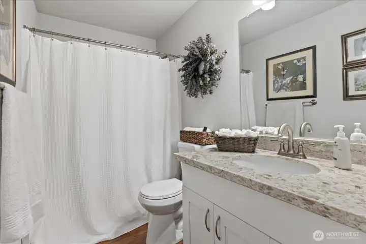 Main full guest bath w/ quartz counter-tops. Main full guest bath w/ quartz counter-tops.