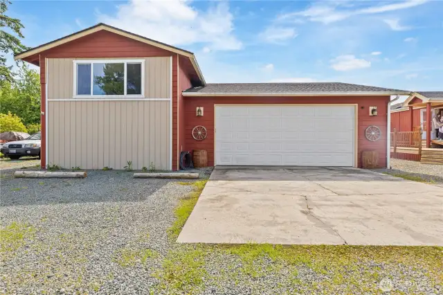 Shop with bonus room on the side