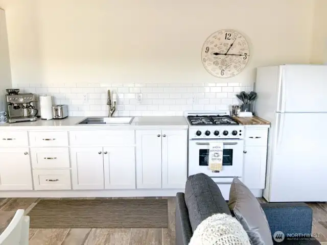 Large kitchen space for guests.