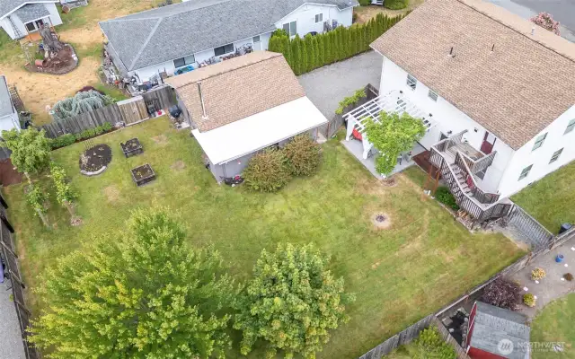 Rare large lot in the Puyallup Valley. The roof is a 50 yr roof put on about 15 years ago.