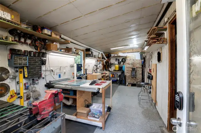 Shop area with work stations!
