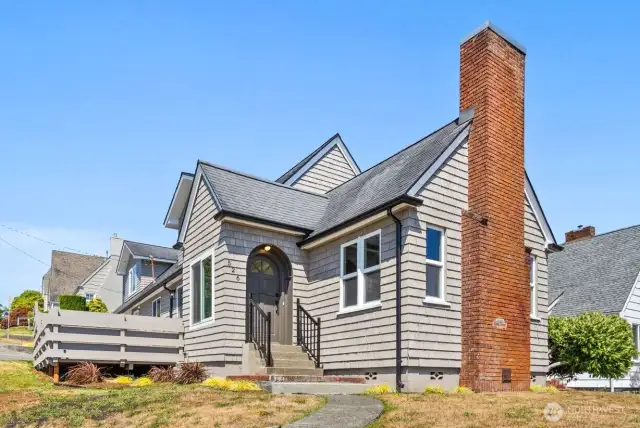 Welcome home to 526 W 6th Street. Fully renovated with modern finishes and move-in ready - a rare find in Aberdeen!
