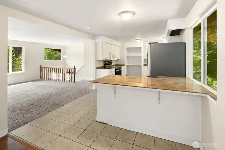 Eat in bar between kitchen and dining room
