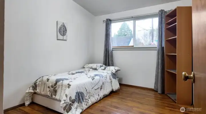 Second guest bedroom.