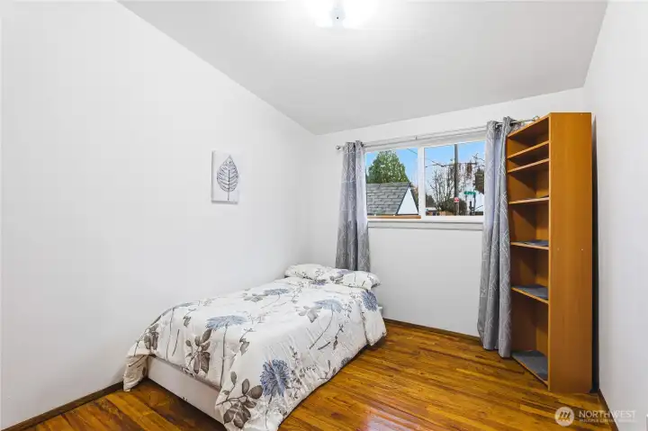 Second guest bedroom.