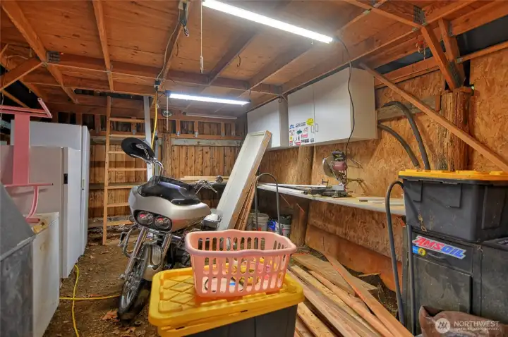 Good sized Barn with extra loft storage area