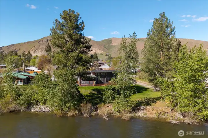 Feels tucked away on the banks of the river, yet a quick walk into town!