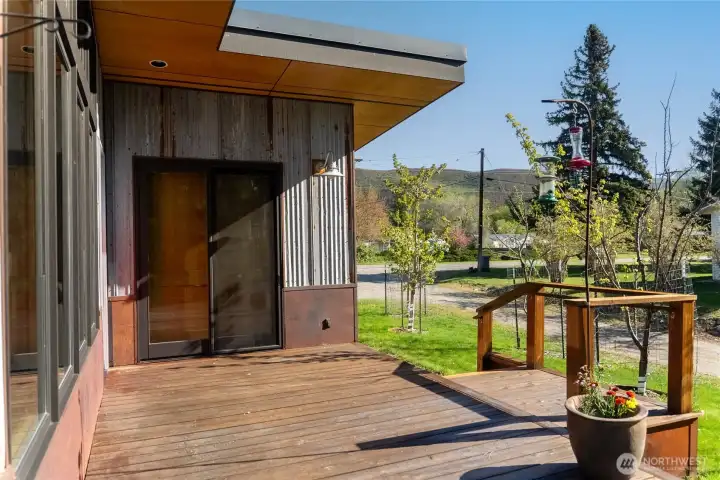 Front porch entryway.