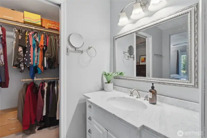 Primary en-Suite 3/4 Bathroom