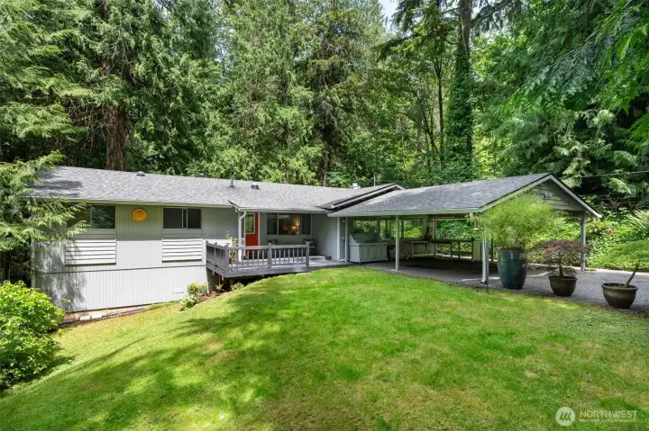 Here is the place you have been waiting for! What a gorgeous spot to relax and enjoy the quite and nature! Here is the place you have been waiting for! What a gorgeous spot to relax and enjoy the quite and nature!