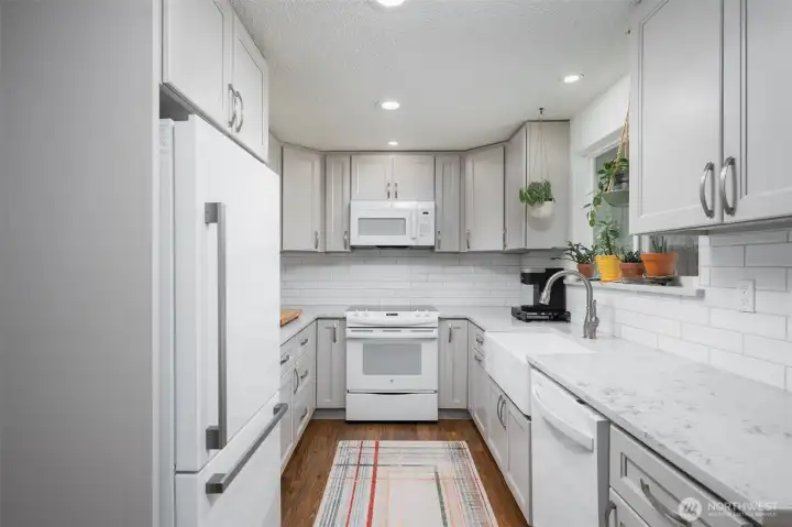 Perfect spot to prepare dinner while watching all that nature has to offer out your kitchen window. Perfect spot to prepare dinner while watching all that nature has to offer out your kitchen window.