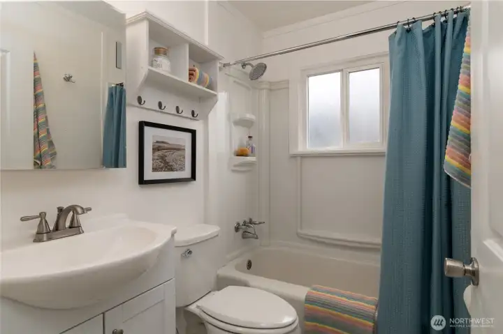 Full bath, freshly painted