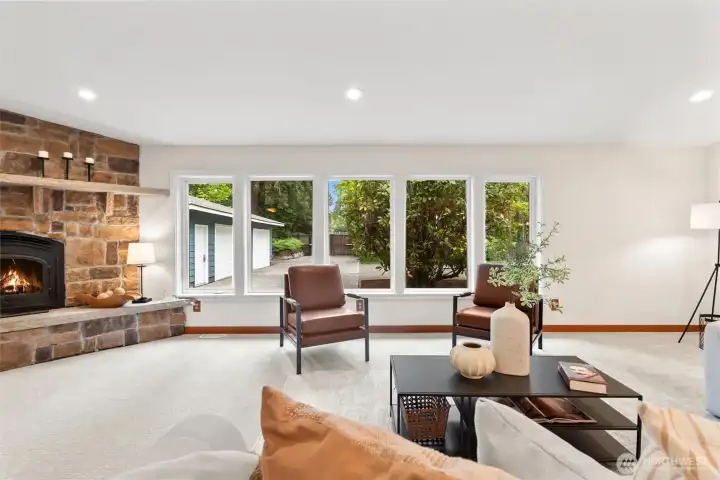 Extra large livingroom for large-group entertaining!