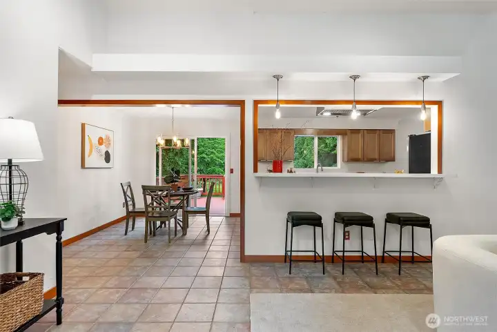 Sit up bar, connecting guests to both the livingroom and kitchen!