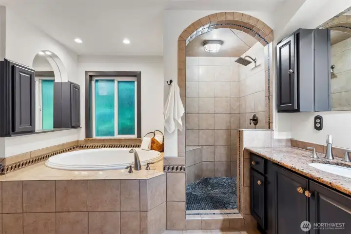Updated en-suite 5-piece bathroom!
