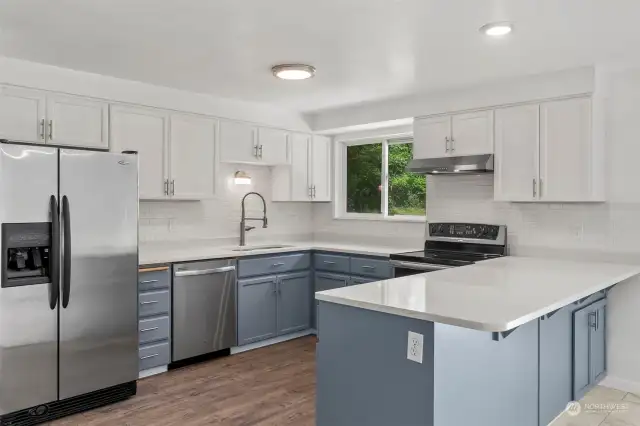 Quartz countertops, and dual tone cabinets - love!