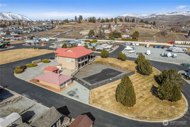 Enjoy dips in the large outdoor pool on those warm summer Lake Chelan days!