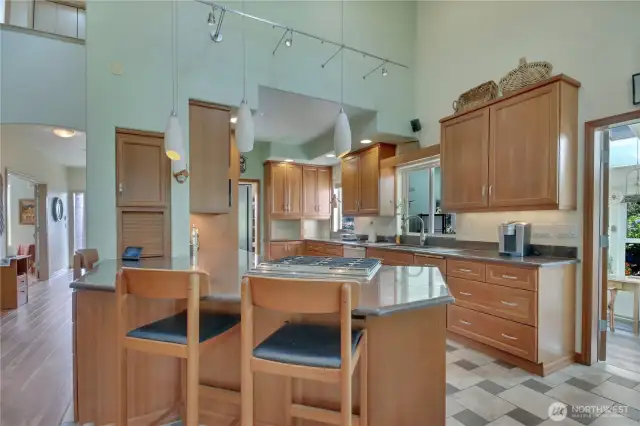 Custom Maple Cabinets, SS Appliances & Du