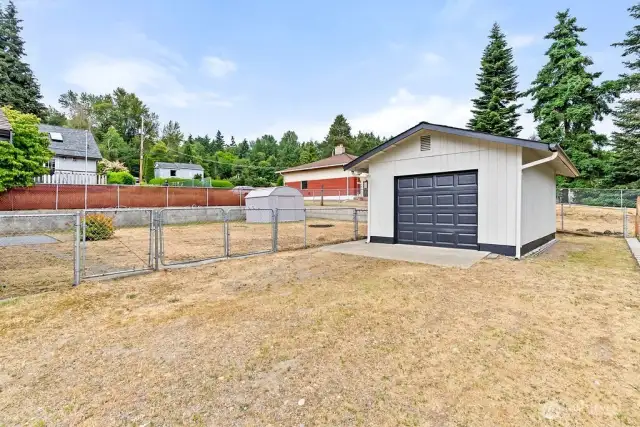 Detached garage/Shop.