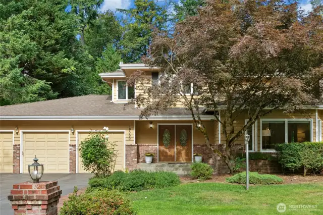 Beautiful curb appeal, a storybook Woodinville home.