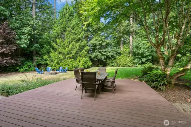 Composite deck with such a private setting!