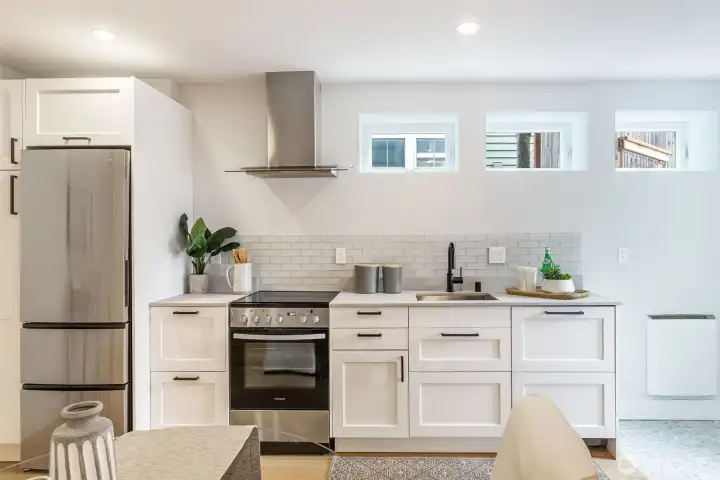 Beautiful 2nd kitchen. Don't want to rent the space out? It's always nice to have a 3rd oven!