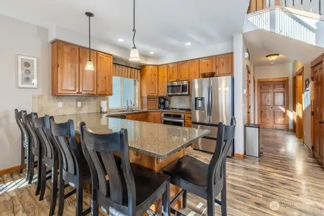 Seating for 6 at kitchen bar