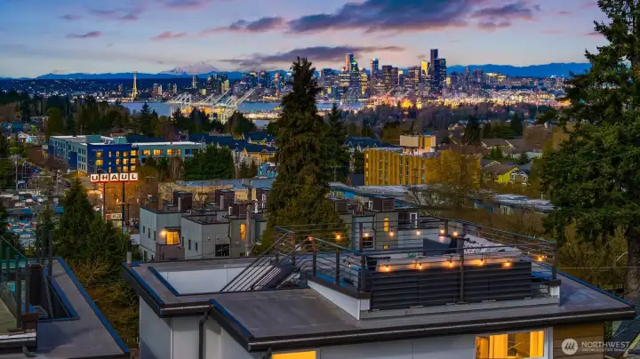 Puget Sound, the Olympics, downtown Seattle, mountains, sunsets, city lights—it is all up here, and it gives this home a level of wow factor that hits the moment you start imagining evening cocktails, weekend hangs, or a quiet morning coffee above it all.