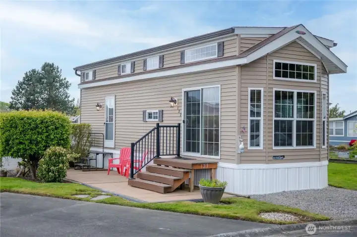 Welcome to Unit #123 in the gated resort style community of Latitude 49, one of the best best vacation communities in Birch Bay! This home is close and an easy walk to the clubhouse, pool, hot tub and lauundry.