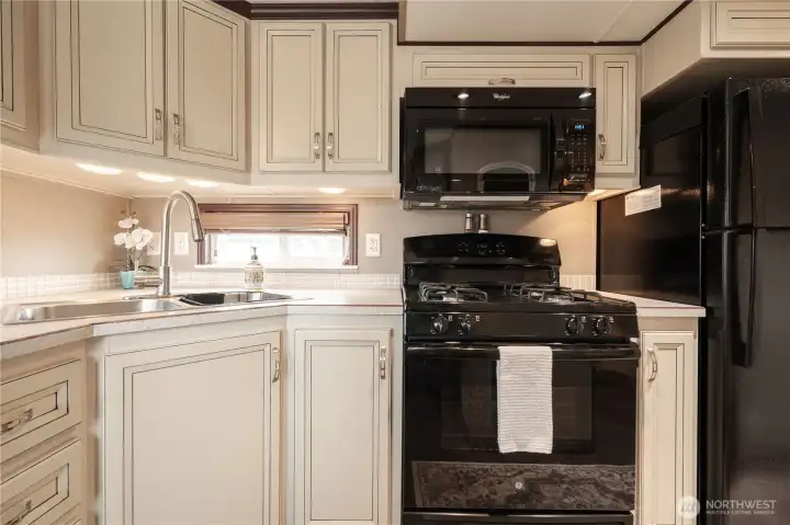 Functional kitchen has nice cabinetry and plenty of storage.
