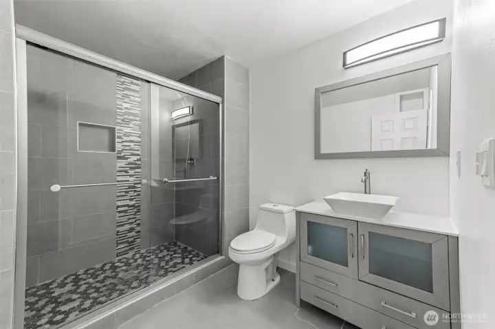 Main level Bath room
