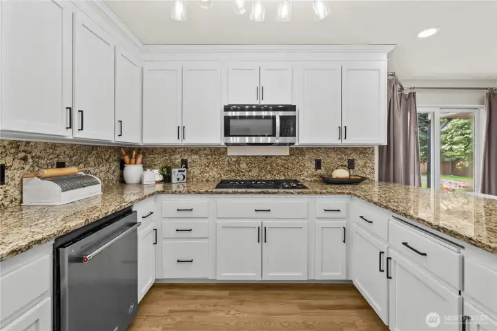 Slab granite & gas cooktop Slab granite & gas cooktop