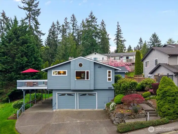 Extra pakking under the deck and level entry into the lower level. All just blocks from Ardmore Elementary, parks, Lake Sammamish and less than a mile to Microsoft.