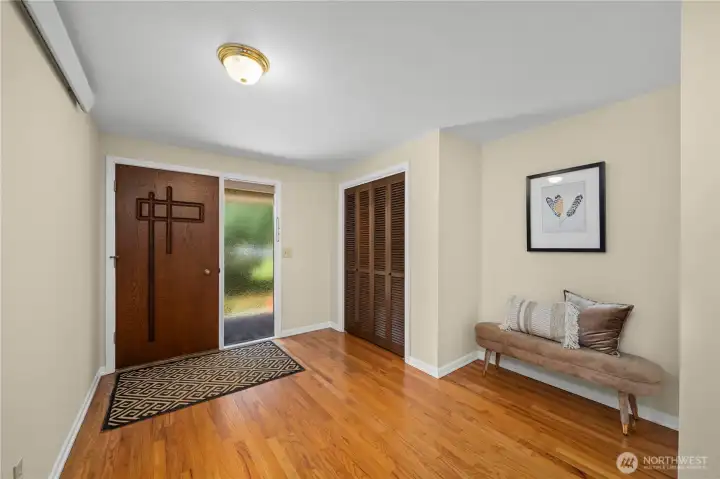 Enter to the entertainment size foyer with hardwood floors. Enter to the entertainment size foyer with hardwood floors.
