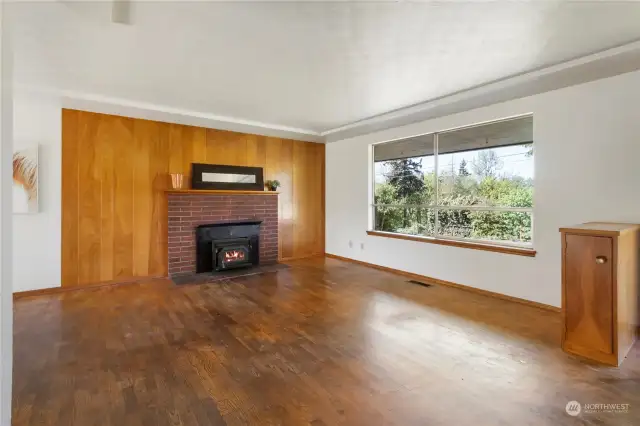 Livingroom with fireplace and original hardwoods