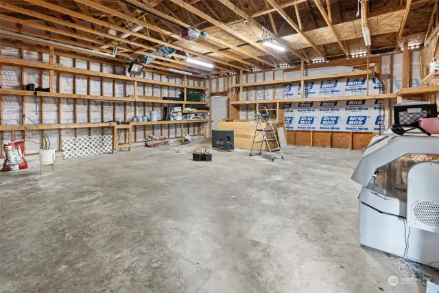 LARGE Garage - 840 SQFT