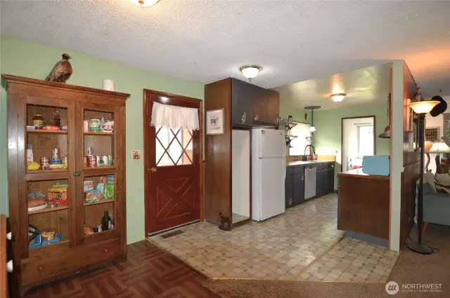 view from the fam. room into the kitchen area...