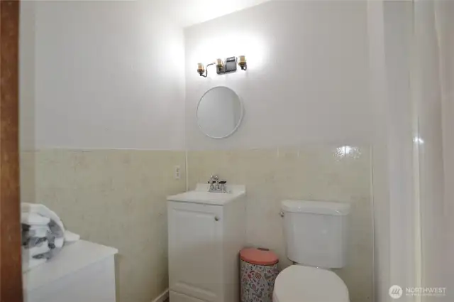 Main bathroom with Sink, toilet and shower