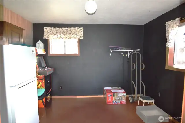 This extra room can be an office, guess room, storage room, YOU name it!