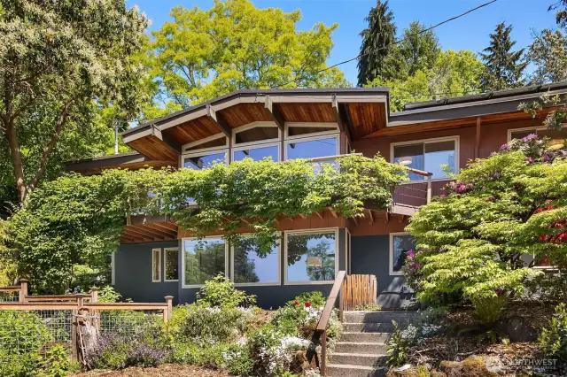 Welcome home to 4000 SW Myrtle St!