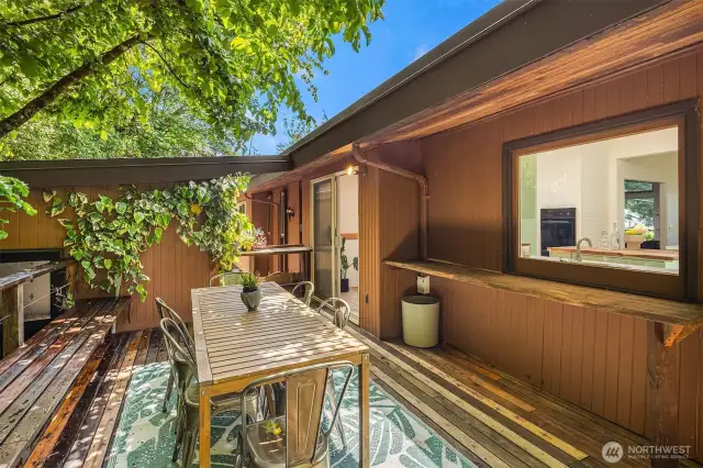 Beautiful treed back deck off kitchen