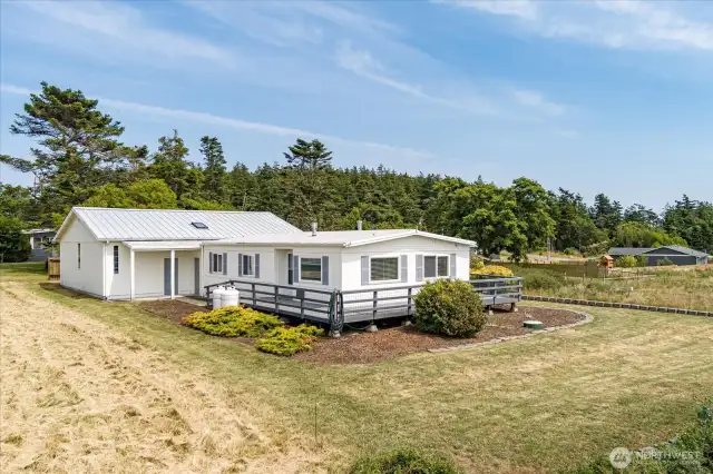 Welcome to 2552 La Verde Street in the wonderful seaside community of Sierra.