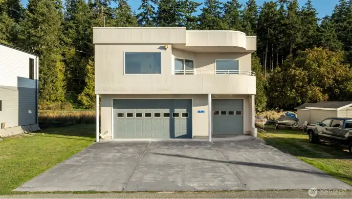 Garage & Guest House on a large Back Beach lot