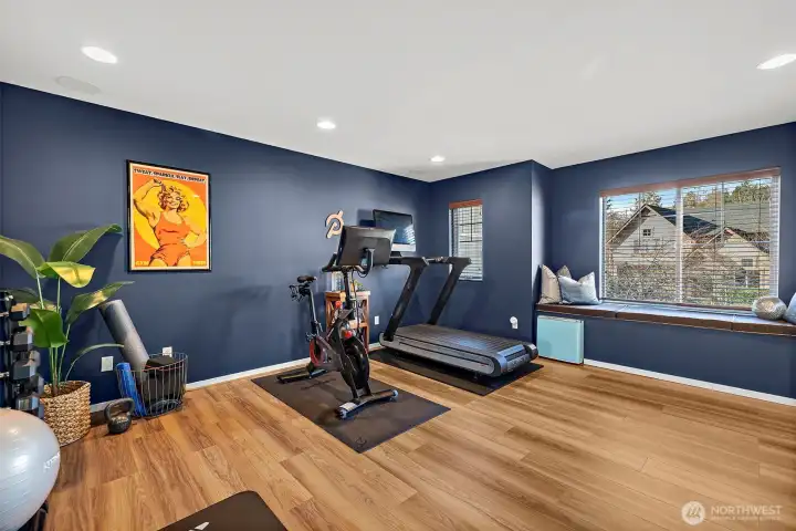 built in storage bench too!