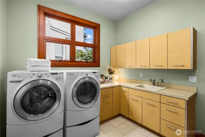 Designed to simplify the day—drop, clean, and reset in a space that keeps life running smoothly.