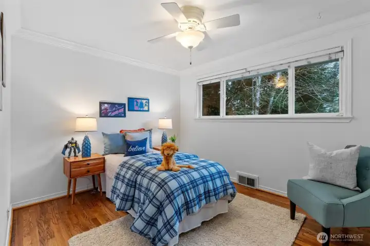 Additional bedroom suitable for guests or office use