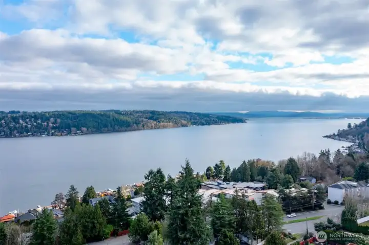 Lake Forest Park home near Lake Washington and regional parks