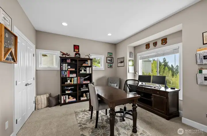 The perfect Office Space or flex room as a 5th Bedroom